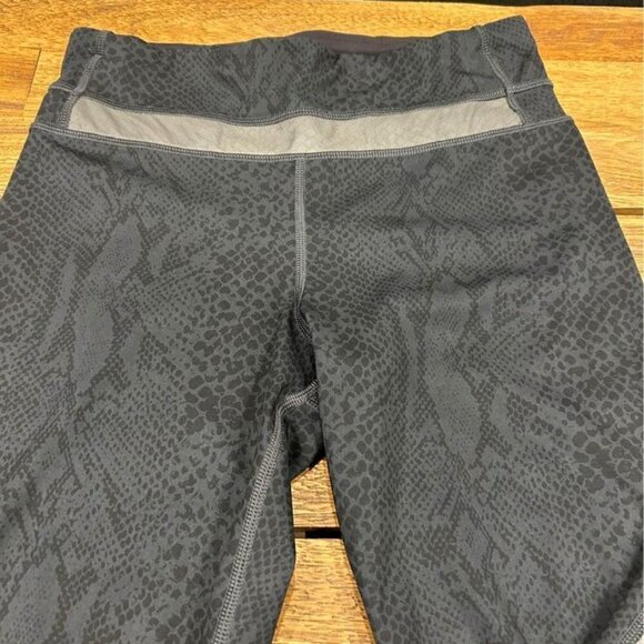 LULULEMON snakeskin pattern leggings. Size 6. Black and charcoal. Reflective. 3 - Picture 4 of 11